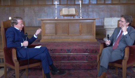 Tegengif: Ds. Ad van Nieuwpoort in gesprek met scriba René de Reuver