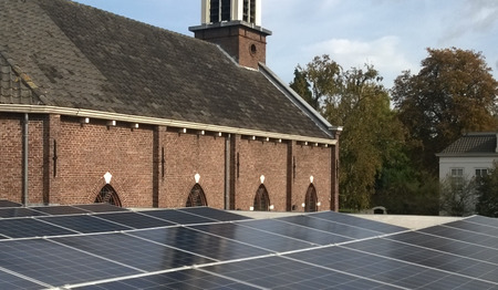 Hoogland: groene kerk met een glimlach