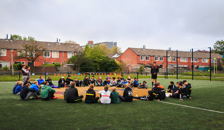 Sport, spel én koffie op straat verbinden multiculturele wijken in Hoogezand