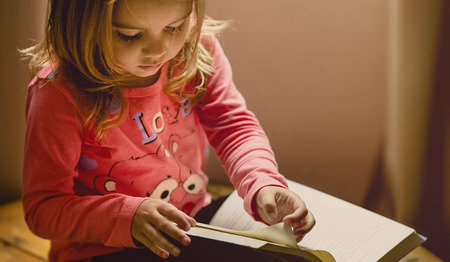 Eén kind in de kindernevendienst 