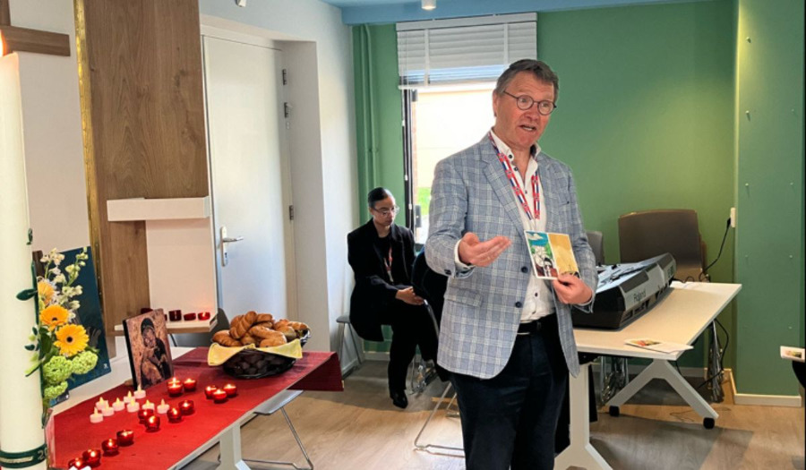 Scriba De Reuver reikt eerste paasgroeten uit in de gevangenis 