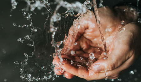 Twintigers vinden geloof opnieuw: ‘Kan ik hier gedoopt worden?’
