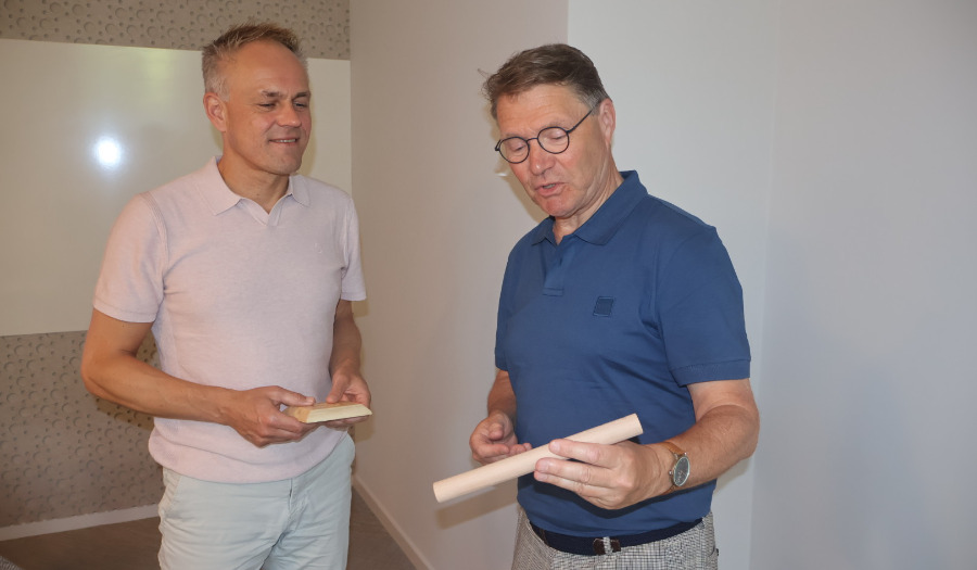 René de Reuver draagt stokje over aan Kees van Ekris 