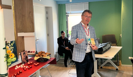 Scriba De Reuver reikt eerste paasgroeten uit in de gevangenis 