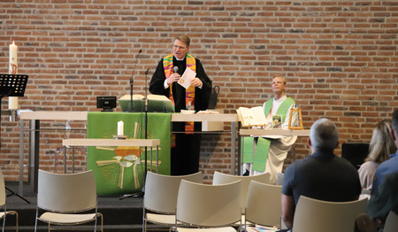 Scriba Protestantse Kerk viert Pasen met gezin in kerkasiel 