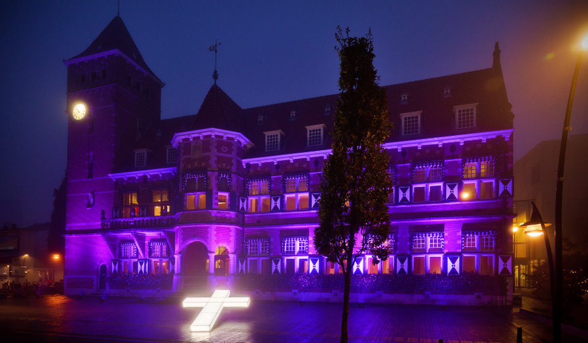 gebouw in zeist met het witte kruis van the passion