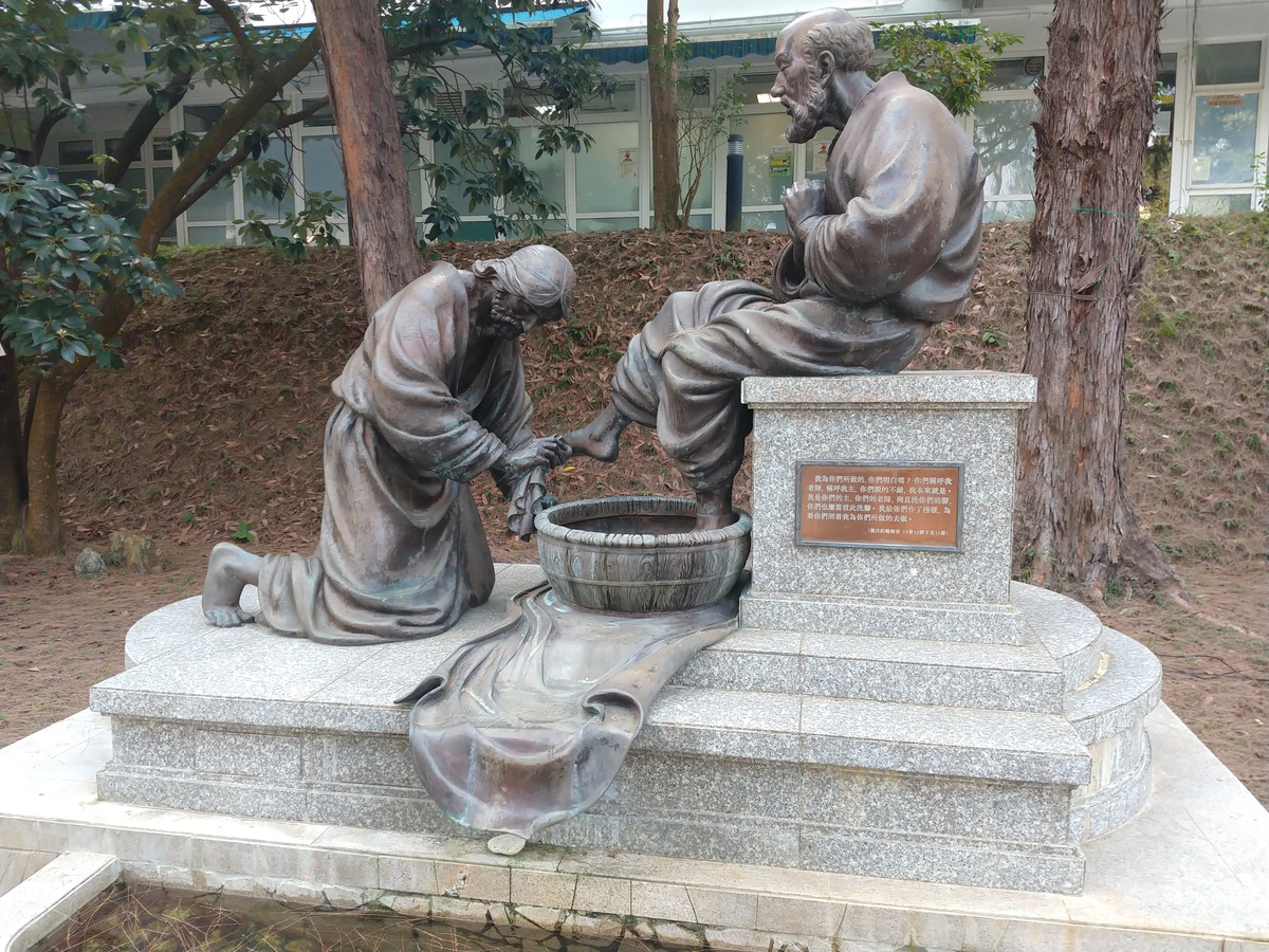 Sculptuur bij de ingang van de universiteit in Hongkong